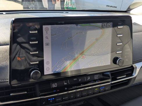 Used 2024 Toyota Sienna Limited image 21