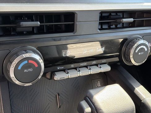 Used 2025 Toyota Tacoma TRD Off-Road AWD/4WD image 36