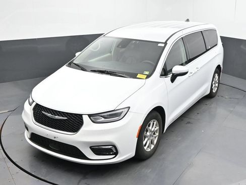 Used 2023 Chrysler Pacifica Touring-L FWD image 35