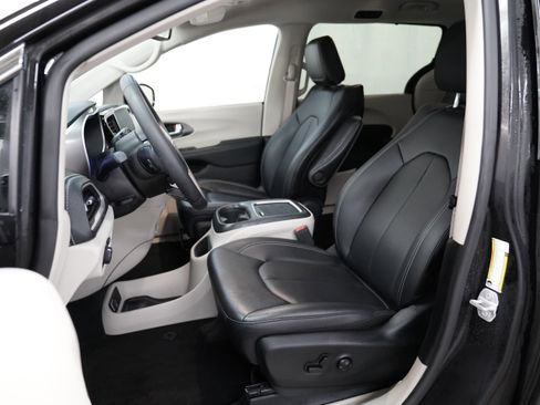 Certified 2024 Chrysler Pacifica Touring-L image 4