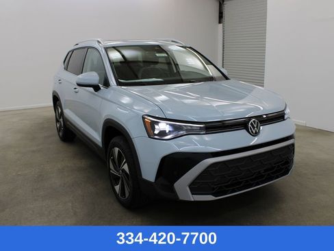 Certified 2025 Volkswagen Taos SE w/ Panoramic Sunroof Package image 6