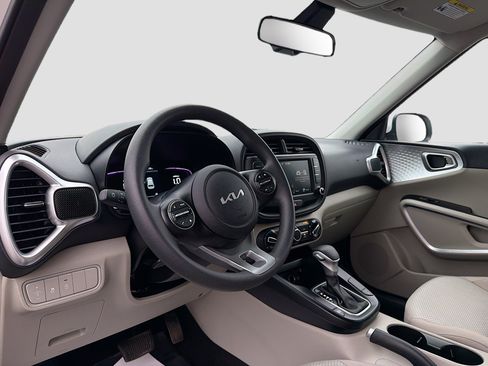 Used 2025 Kia Soul LX FWD image 3