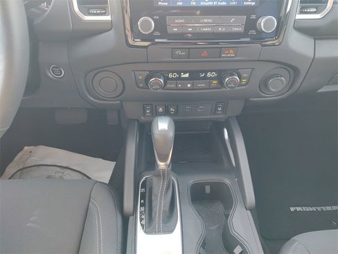 Used 2024 Nissan Frontier SV w/ SV Convenience Package image 11