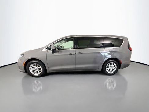 Used 2023 Chrysler Pacifica Touring-L FWD image 6