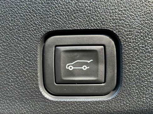 Used 2025 Buick Enclave Avenir image 33