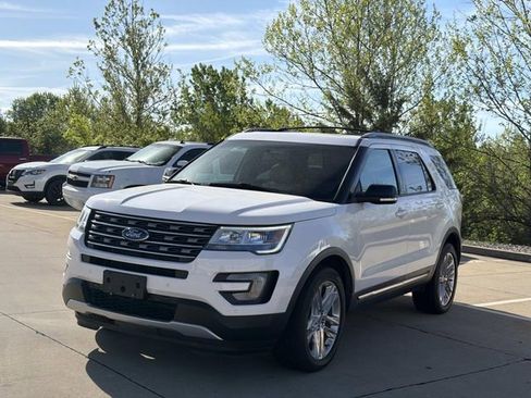 Used 2025 Volkswagen Taos SEL image 8