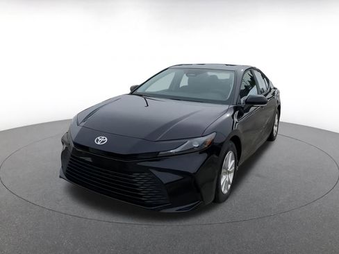 Used 2025 Toyota Camry LE image 7
