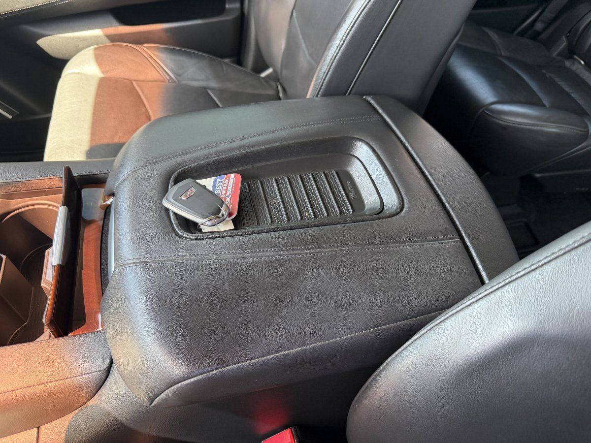 Used 2019 Cadillac Escalade Premium Luxury AWD/4WD image 36