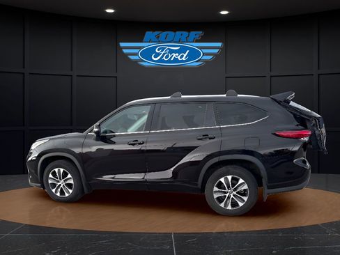 Used 2021 Toyota Highlander XLE image 2