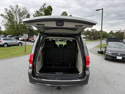 Used 2016 Dodge Grand Caravan SXT FWD image 5
