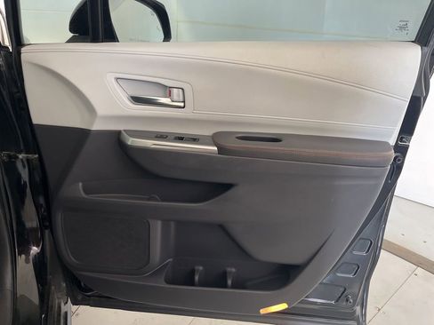 Used 2021 Toyota Sienna Limited image 28