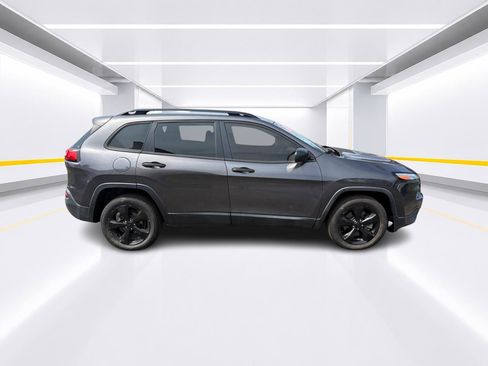 Used 2017 Jeep Cherokee Sport FWD image 3