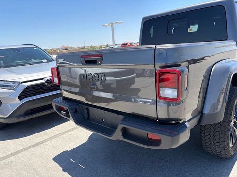 Used 2025 Jeep Gladiator Sport AWD/4WD image 4