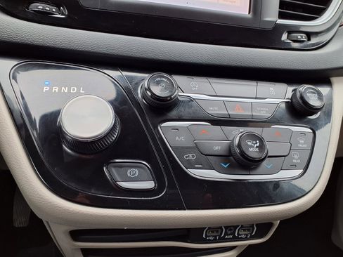 Used 2023 Chrysler Voyager LX image 7