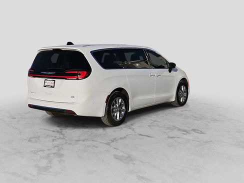 Used 2024 Chrysler Pacifica Touring-L image 8