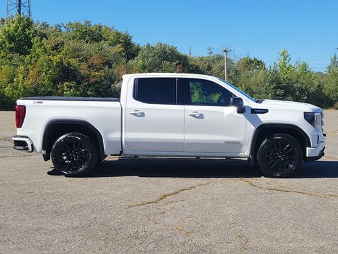 Used 2024 GMC Sierra 1500 Elevation w/ Preferred Package AWD/4WD image 4