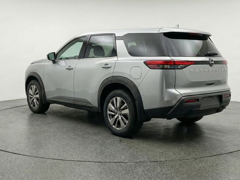 Used 2025 Nissan Pathfinder SV image 6