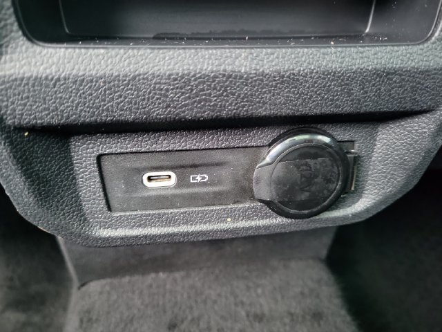 Used 2024 Volkswagen Tiguan SE w/ Panoramic Sunroof Package FWD image 12