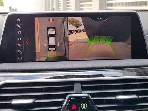 Used 2019 BMW 750i w/ M Sport Package RWD image 17