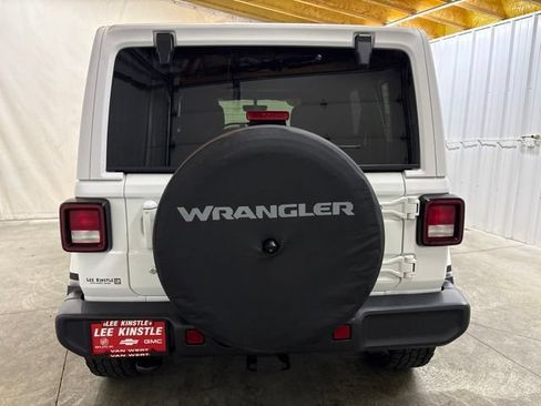 Used 2019 Jeep Wrangler Unlimited Sahara w/ Uconnect 4C Nav & Sound Group AWD/4WD image 10