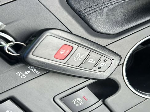 Used 2021 Toyota Highlander XLE image 28