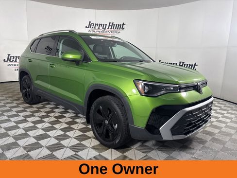 Used 2025 Volkswagen Taos SE w/ Black Wheel Package image 4