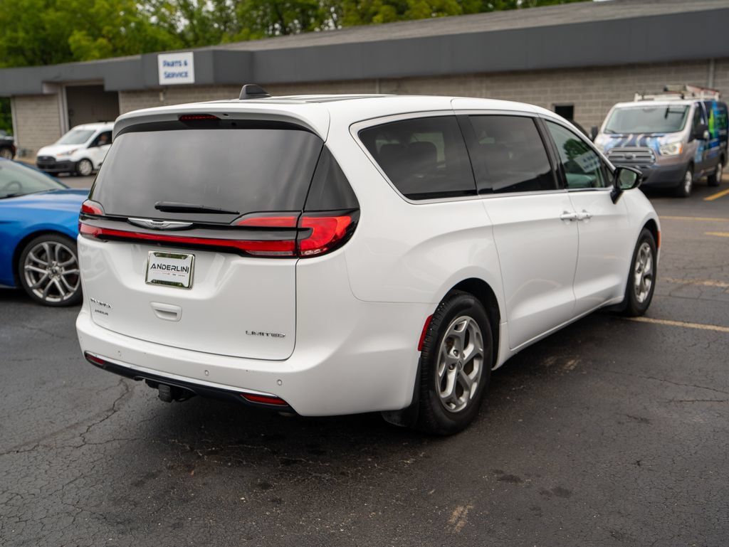 Used 2024 Chrysler Pacifica Limited w/ Trailer Tow Group FWD image 6