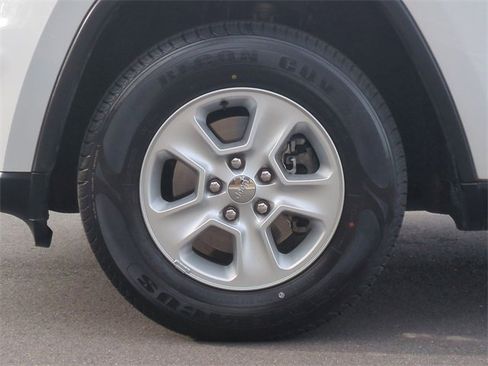 Used 2017 Jeep Grand Cherokee Laredo image 19