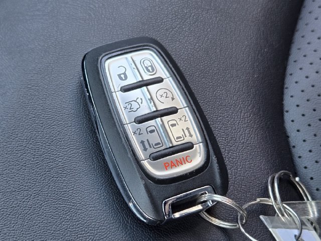 Certified 2025 Chrysler Pacifica Select FWD image 35