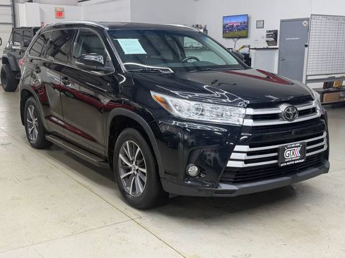 Used 2017 Toyota Highlander XLE AWD/4WD image 1