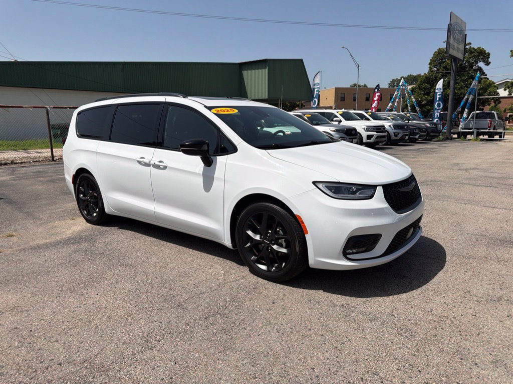 Used 2025 Chrysler Pacifica Limited FWD image 2
