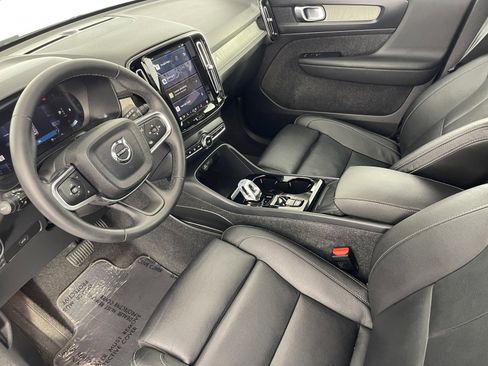 Used 2024 Volvo XC40 B5 Plus image 4