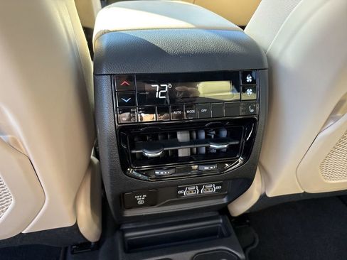 Used 2025 Jeep Grand Cherokee L Limited w/ Luxury Tech Group II image 25