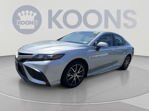Used 2024 Toyota Camry SE FWD image 1