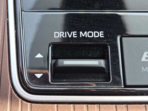 Used 2024 Toyota Sienna LE AWD/4WD image 5