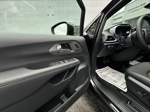 New 2026 Chrysler Pacifica Select image 18