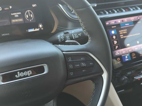 Used 2024 Jeep Grand Cherokee L Limited w/ Black Appearance Package AWD/4WD image 18