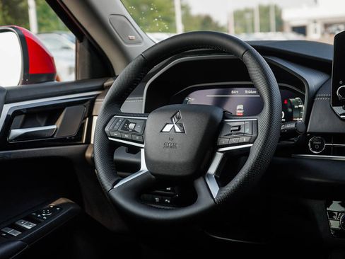New 2025 Mitsubishi Outlander SE image 15