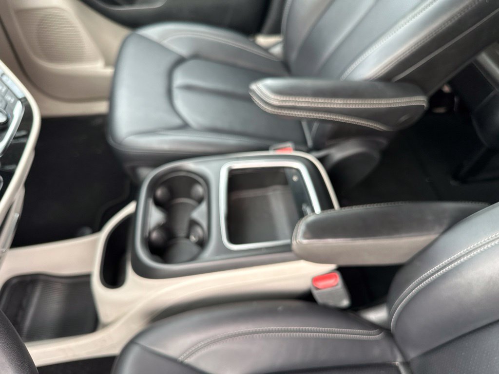Used 2024 Chrysler Pacifica Touring-L FWD image 28