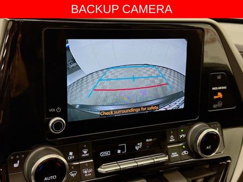 Used 2024 Toyota Highlander XLE image 12