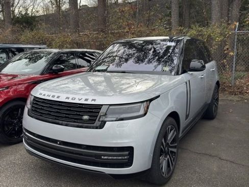 Used 2023 Land Rover Range Rover SE image 1