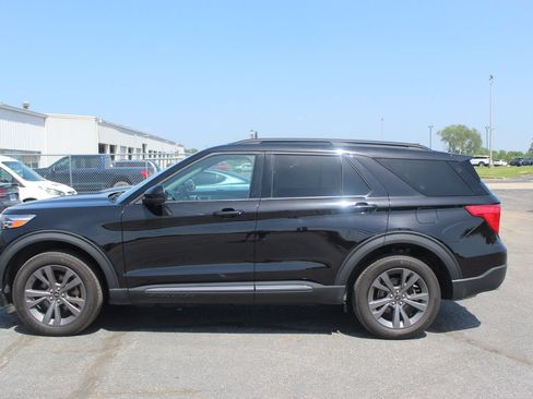 Used 2023 Ford Explorer XLT w/ Equipment Group 202A AWD/4WD image 3