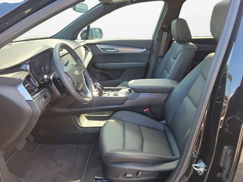 New 2025 Cadillac XT6 Luxury image 9