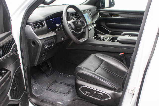 Used 2024 Jeep Wagoneer L Series II w/ Flexible Seating Group RWD image 14