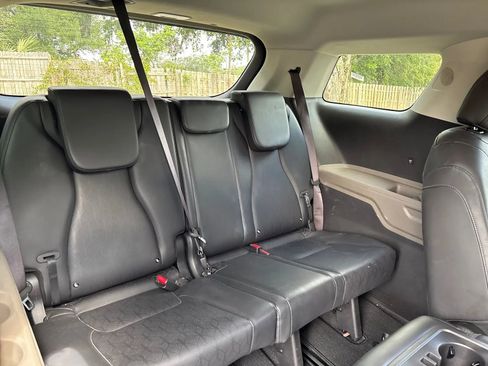 Used 2025 Kia Carnival FWD image 13
