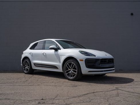 Certified 2025 Porsche Macan image 9
