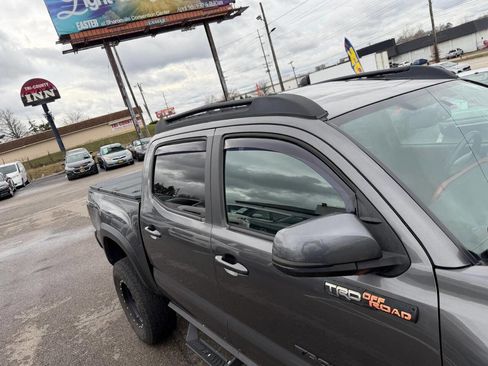 Used 2016 Toyota Tacoma TRD Off-Road w/ Premium & Technology Package image 6