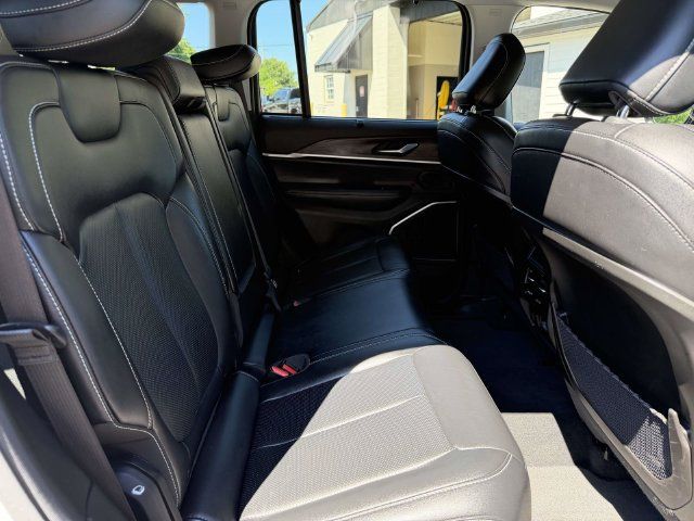 Used 2022 Jeep Grand Cherokee Limited 4xe w/ Luxury Tech Group II AWD/4WD image 13