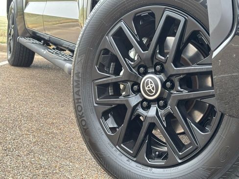 Used 2024 Toyota Tundra Limited image 2