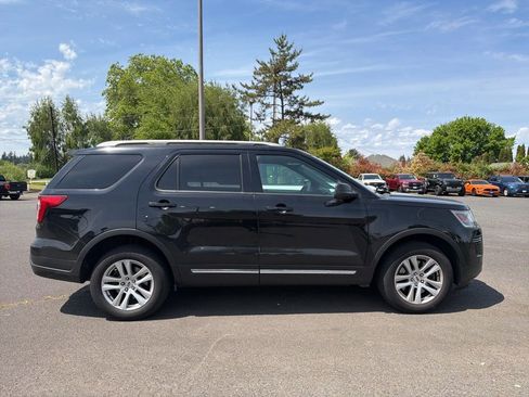 Used 2018 Ford Explorer XLT AWD/4WD image 4